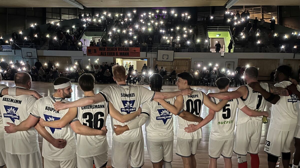 Schon am Sonnabend nach dem vorletzten Spiel der Cuxhaven BasCats in der Rundturnhalle wurde der Abschied zelebriert – und es wurde emotional. Foto: Unruh