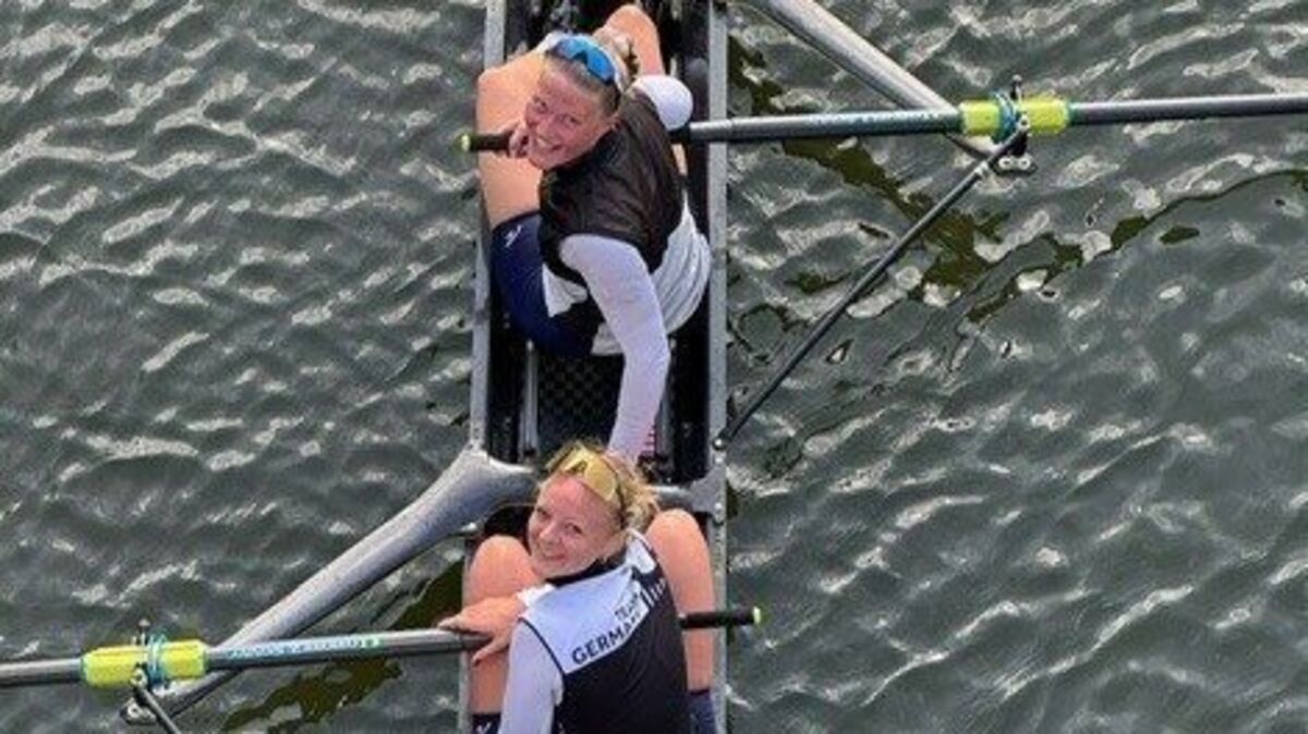 Aenne und Gesa in ihrem Zweier nach der Langstrecke auf dem Saale-Leipzig-Kanal. Foto: Mads Schmied