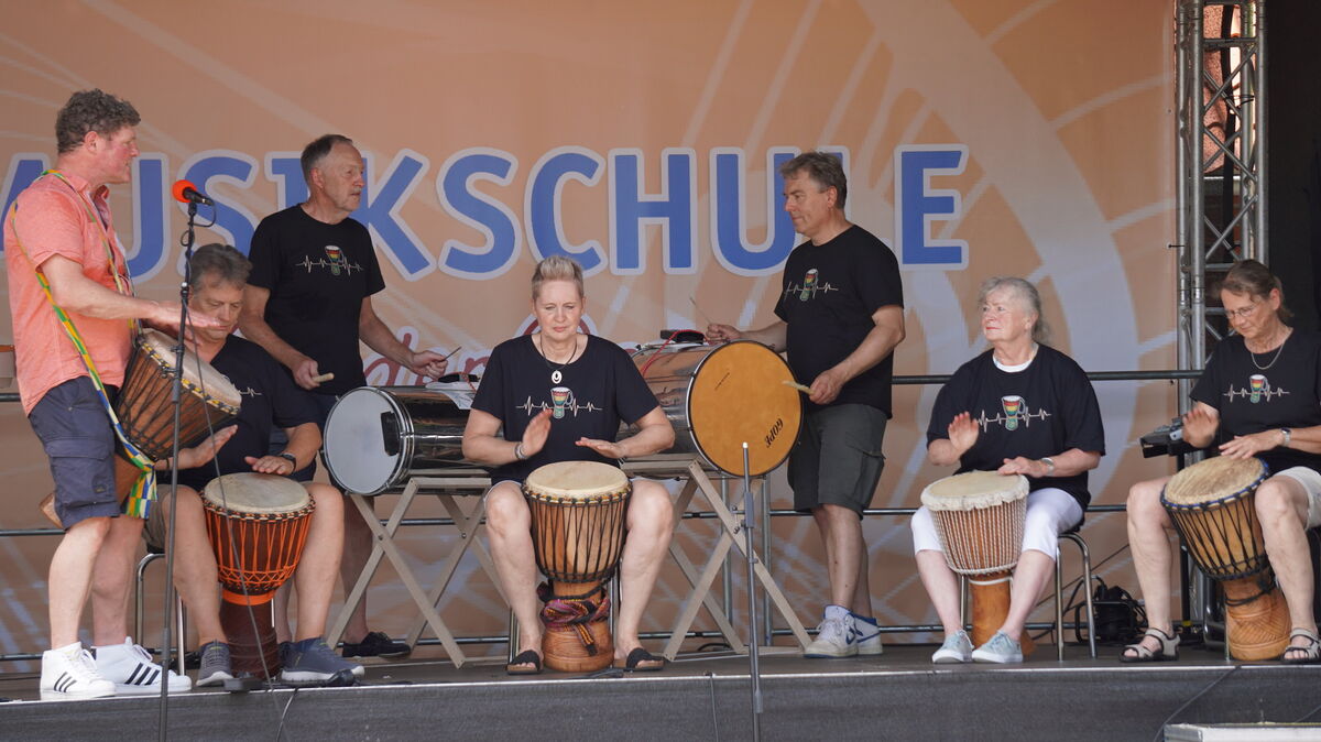 Trotz sengender Hitze bringt das Trommelensemble „Hot Hands“ die Bühne beim Tag der offenen Tür der Musikschule an der Oste in Hemmoor zum Beben. Foto: Brettschneider