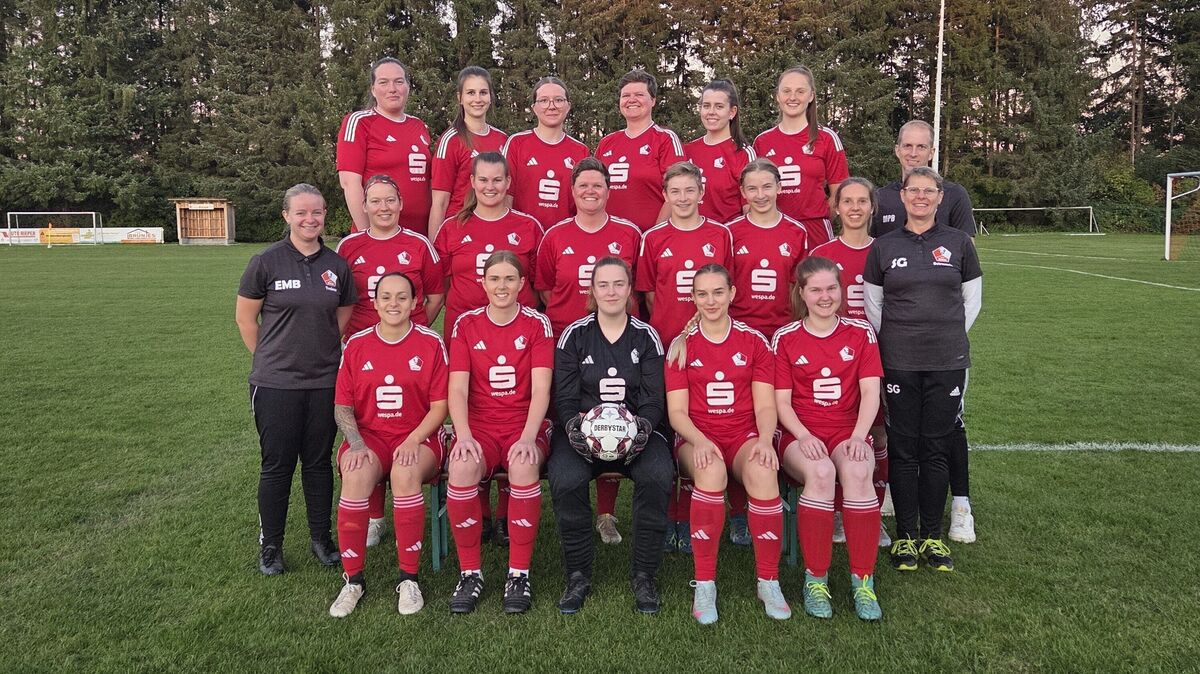 Die Frauenmannschaft der SpVgg BISON feiert ihren historischen Aufstieg in die Bezirksliga West mit Stolz und Vorfreude auf die kommenden Herausforderungen. Foto: BISON