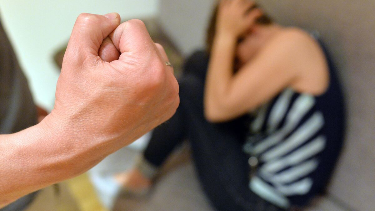 Viele Frauen haben bereits Gewalterfahrungen machen müssen. Um auf ihr Schicksal hinzuweisen, gibt es auch in Hemmoor in einem Monat eine Aktion. Foto: Maurizio Gambarini/dpa