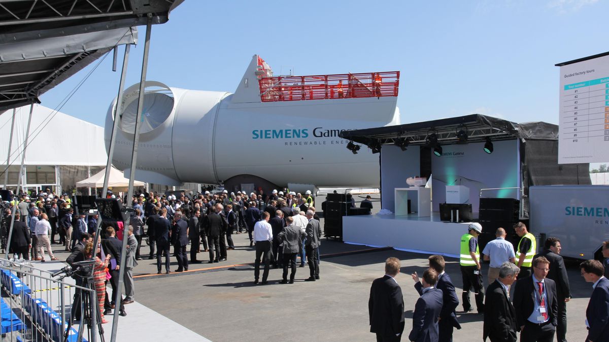 Weil es im Cuxhavener Werk Platzprobleme geben soll, hat Siemens eine Halle in Bremerhaven gepachtet. Archivfoto: Sassen