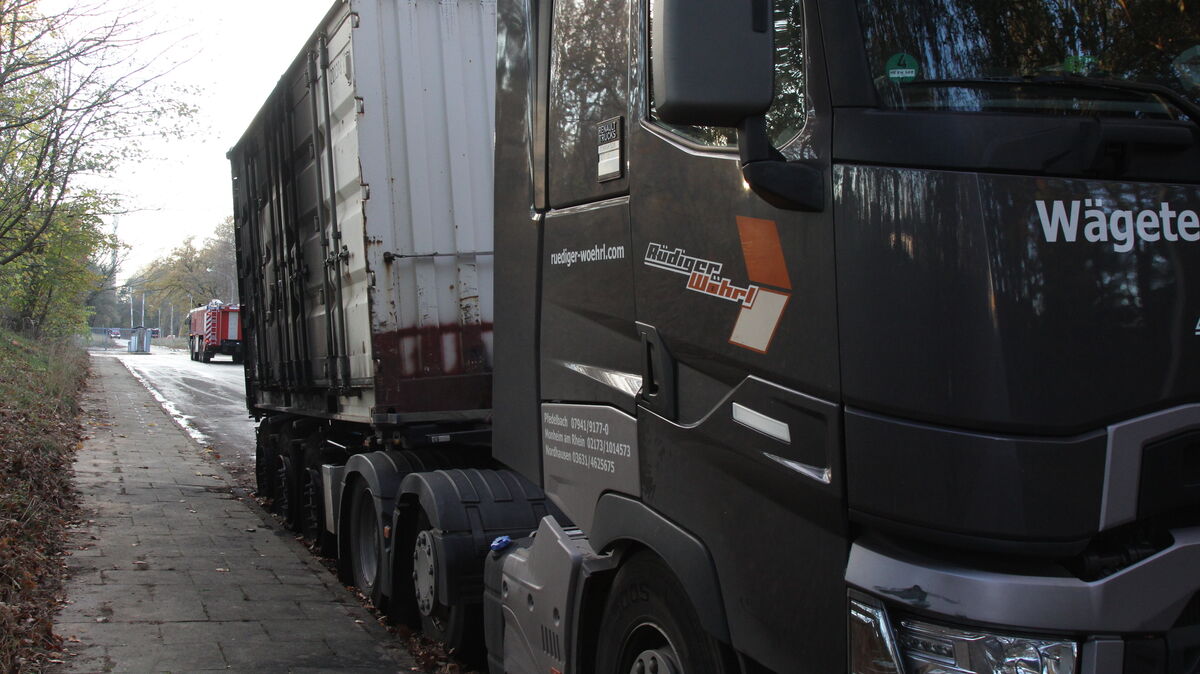 Blick auf den Lkw, in dessen Auflieger-Container es am Sonntagabend gebrannt hatte. Im Hintergrund ist das Kasernentor zu erkennen. Unweit des Turms lag das am nächsten Morgen heruntergebrannte Unteroffiziersheim. Foto: Reese-Winne