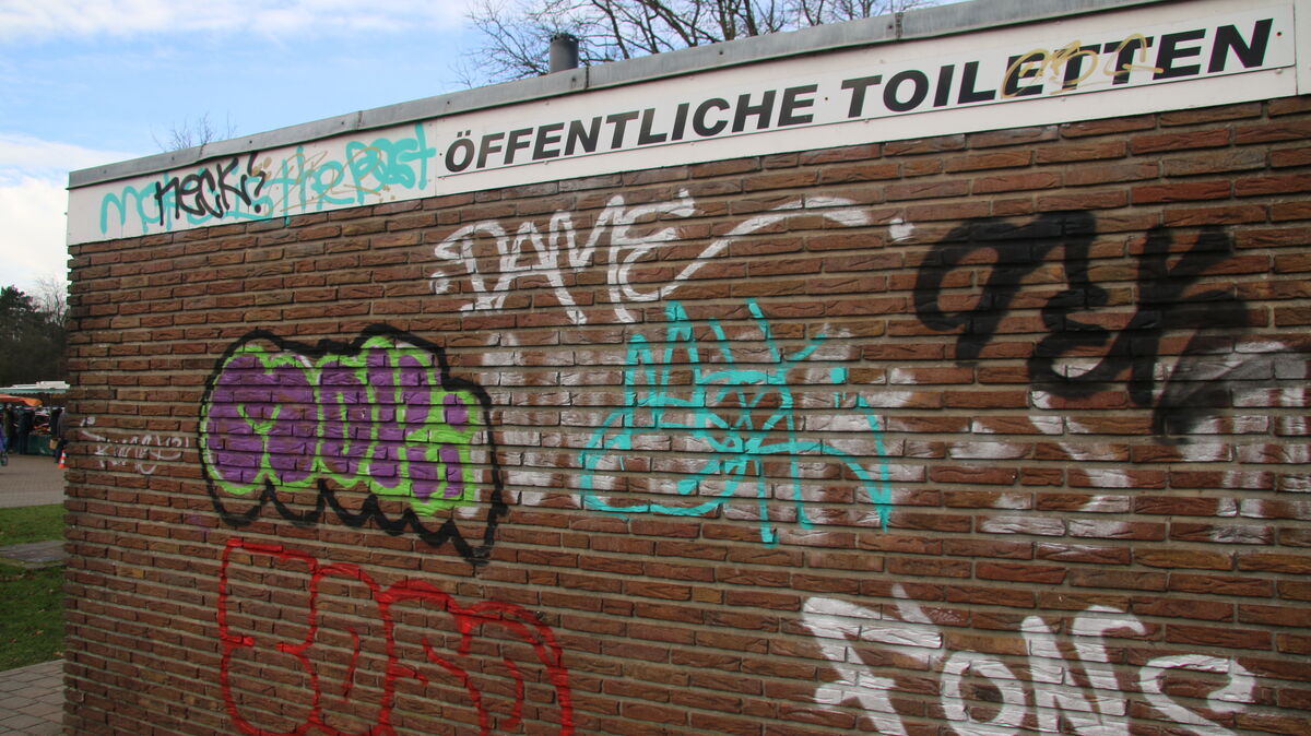 Unbekannte Sprayer haben an dem WC-Gebäude ihre Spuren hinterlassen: Unzählige Graffitis verunstalten den alten Flachbau beim Wochenmarktplatz. Foto: Potschka