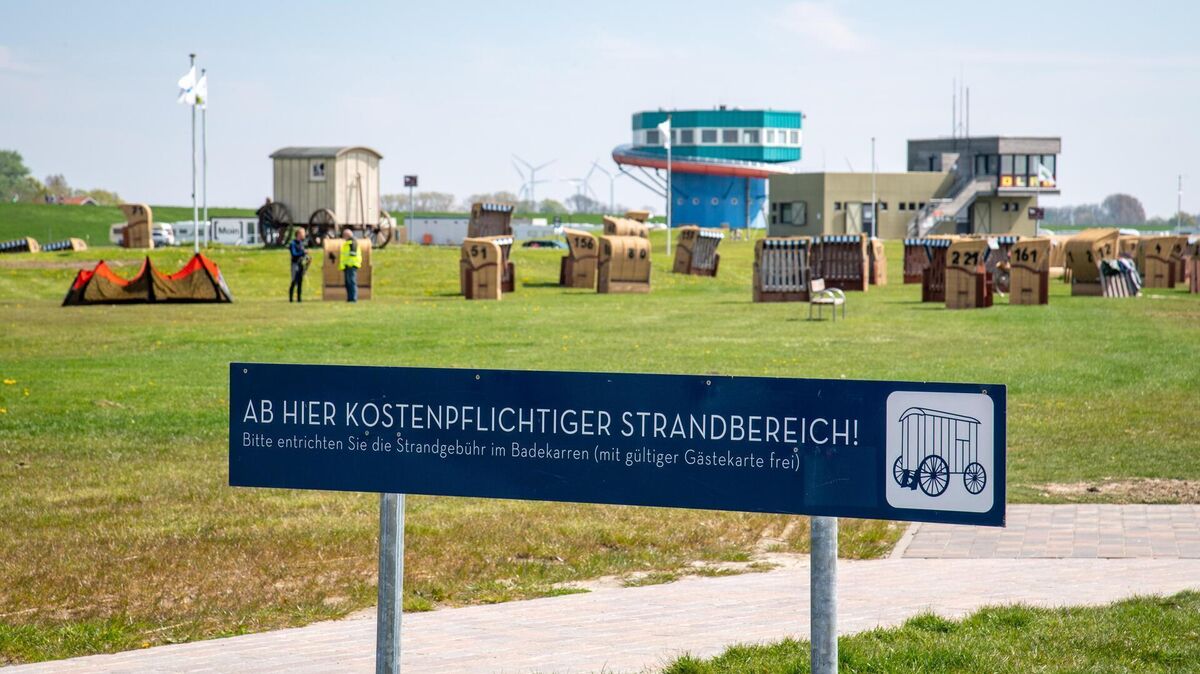 Wer den Strand am Wremer Tief besuchen möchte, muss eine Gebühr zahlen. Im Wangerland wurden solche Eintrittsgelder abgeschafft. Foto: Lothar Scheschonka
