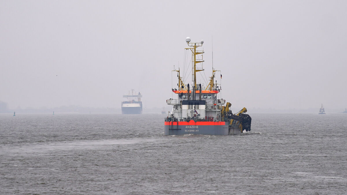 Das Baggerschiff „Amazone“ fährt auf der Elbe. Foto: Brandt/dpa