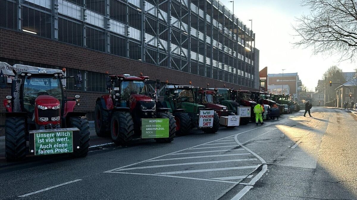 Auch Landwirte aus dem Kreis Cuxhaven haben sich vor dem Parkhaus Pferdemarkt in Stade aufgereiht. Foto: privat