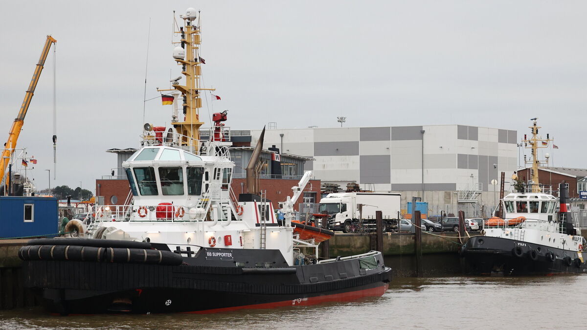 Der neue Schlepper der Schlepp- und Bergungsreederei Otto Wulf "Wulf 10" (l.) an der Hafenkaje ist ein echtes Kraftpaket. Foto: Larschow