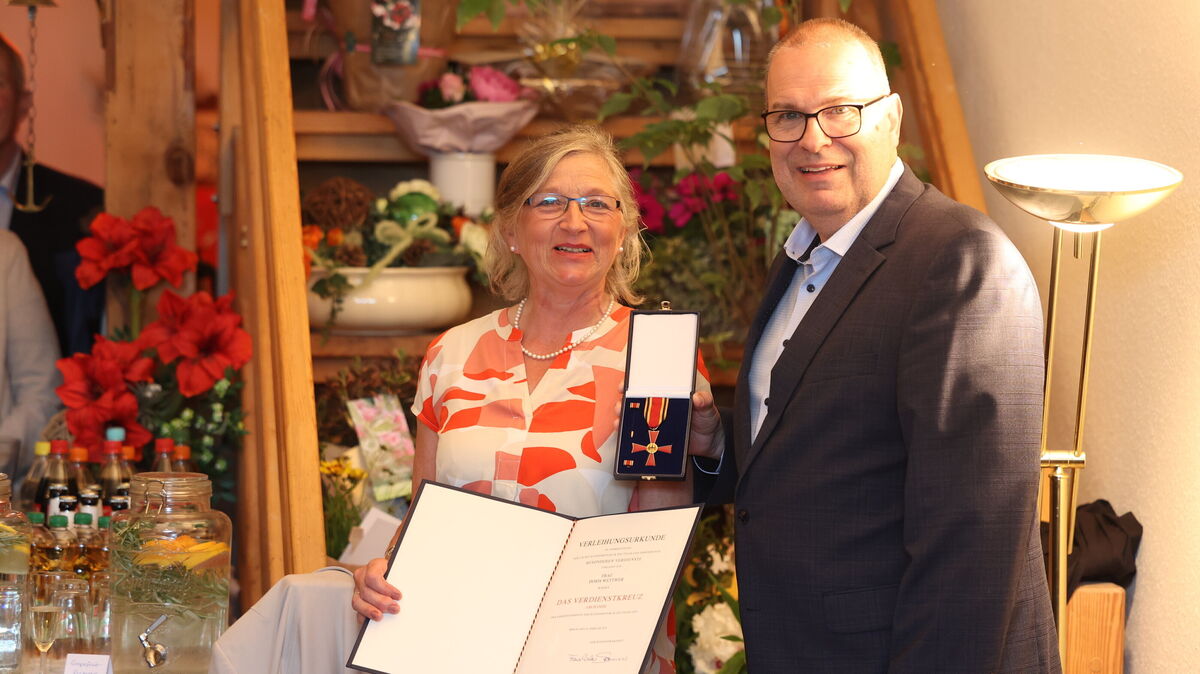 Doris Wettwer erhält von Landrat Thorsten Krüger das Bundesverdienstkreuz für ihr jahrzehntelanges Engagement in der Region. Foto: Larschow