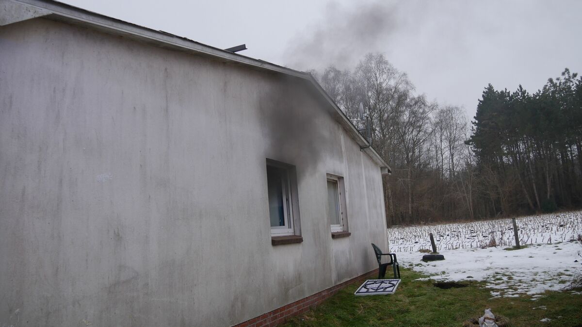 Beim Eintreffen von Polizei und Feuerwehr wird eine starke schwarze Rauchentwicklung aus der Wohnung sichtbar. Foto: Lange