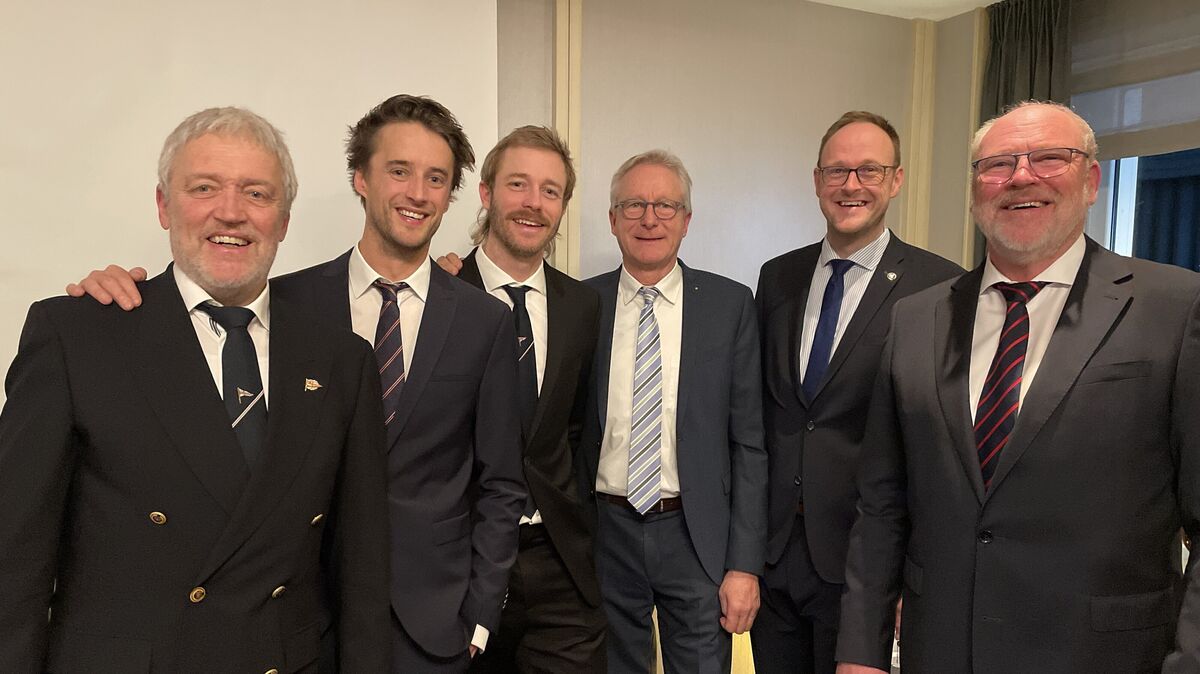 Väter und Söhne nach dem Festvortrag beim Curryessen der SVC: von links Dierk und Hinnerk Müller, Sören und Jens Woitack und Ole und Dirk Stücker. Fotos: Reese-Winne