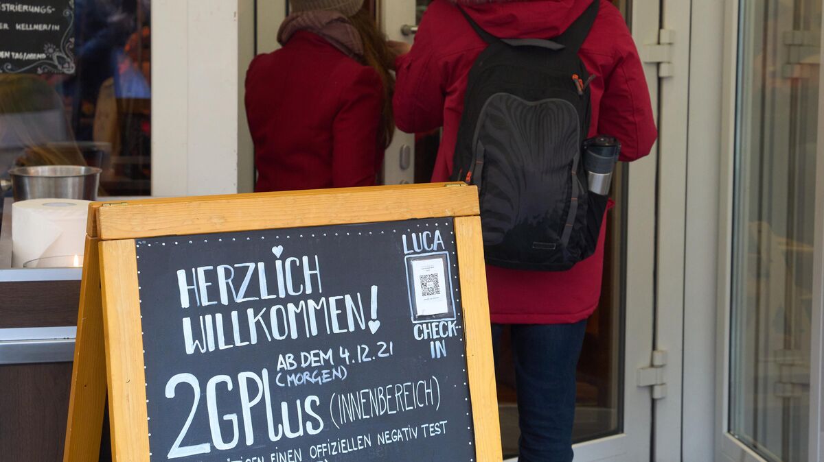 Ein gültiger Negativ-Test zählt zu den Zugangsvoraussetzungen: Hinweisschild vor einem Lokal. Foto: Thomas Frey/dpa