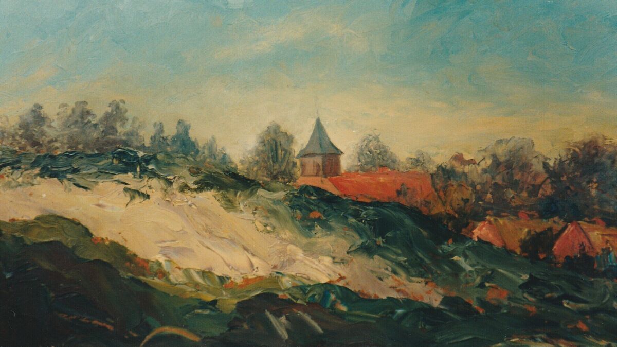 Die Altenwalder Kreuzkirche mit der daneben liegenden Sandkuhle, festgehalten von Alex Kirchhof. Foto: Sammlung Bussler