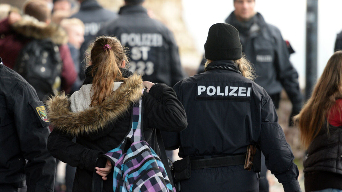 Polizei und Schulen stehen bei anonymen Drohungen vor der Herausforderung, Gefahren ernst zu nehmen und gleichzeitig Panik zu vermeiden. Foto: Hendrik Schmidt/dpa