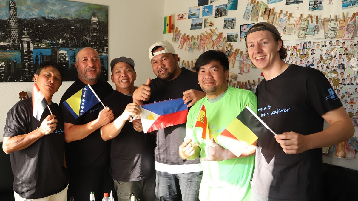 Insgesamt feierten 41 Seeleute den Tag des Seefahrers in Cuxhaven. Zu ihnen gehörte auch die Besatzung der "Fortuna B". (v.l.n.r) Domingo Celestial, Carlos Ramon Pintado, Aldwin Cabanig, Rotchie Mitchao, Chan Jose und Mikkel Søndergaard. Foto: Larschow