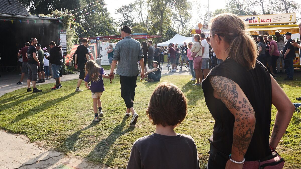 „Scholien Rocks“: Familien und Musikfans genießen die entspannte Festivalatmosphäre in Neuenkirchen. Foto: Koppe