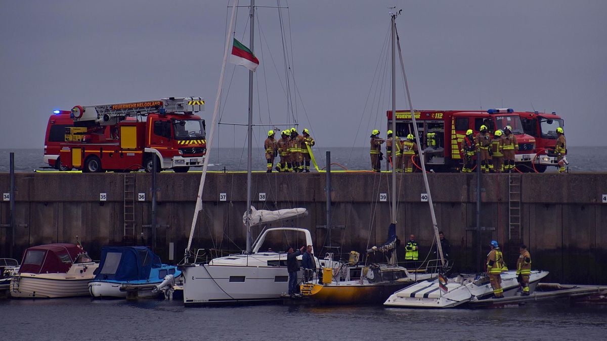 Großaufgebot der Inselfeuerwehr: Ein Speedboot brannte im Nordost-Hafen der Insel Helgoland und zog die benachbarte Segelyacht in Mitleidenschaft. Foto: Brigitte Rauch