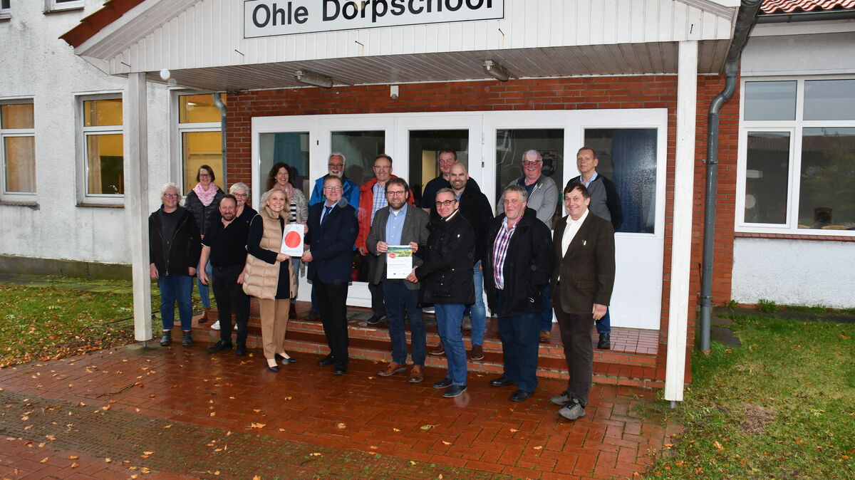 Die marode "Ohle Dörpschool" in Lamstedt-Nindorf ist bald Geschichte, die Abbrucharbeiten stehen bevor: In dieser Woche wurden die Repräsentanten der Vereine und Organisationen über den Startschuss für die Abbrucharbeiten und den Start für den Neubau informiert