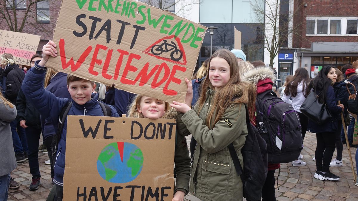 Die drei Lichtenberg-Gymnasiasten Marc (11), Ava (11) und Maire (11) haben ungeachtet ihres jungen Alters eine klare Meinung zu politischen Themen. Sorge bereitet ihnen vor allem die drohende Erderwärmung. Viel Zeit, etwas zu tun, bleibt aus ihrer Sicht nicht mehr. Foto: Demski