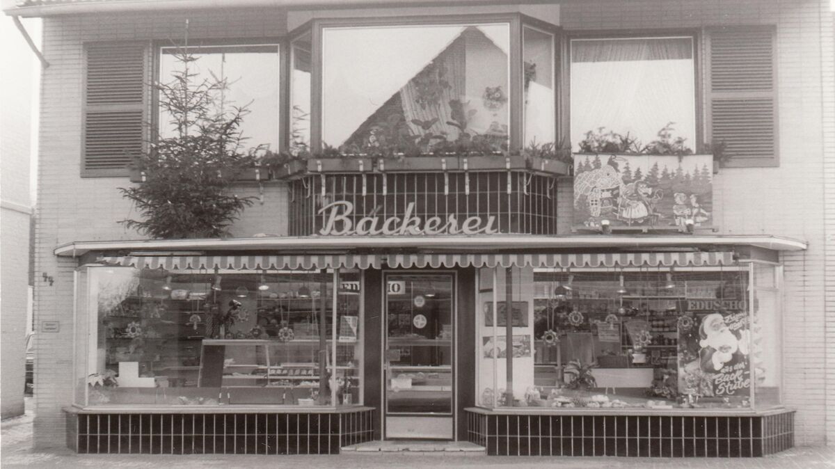 Das Bäckereigeschäft an der Hauptstraße zum 50-jährigen Jubiläum im Dezember 1980. Die Familie wohnte über der Bäckerei. Zu beachten ist auch die Szene aus Hänsel und Gretel rechts oben über dem Schaufenster. Foto: CNV-Archiv