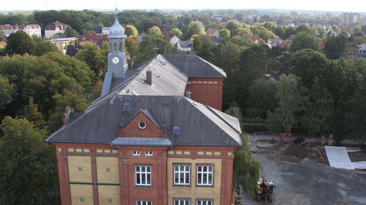 Der Blick aus Richtung Feuerwache auf die Abendrothschule offenbart, dass die Erweiterungsmöglichkeiten der Innenstadtschule ziemlich gering sind. Daher gilt diesem Standort - wie einigen anderen - bei der Vorbereitung der Ganztagsbetreuung besondere Aufmerksamkeit. Foto: Reese-Winne
