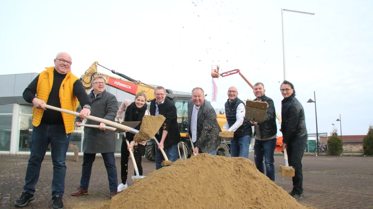 Nach intensiver Planungsphase für das neue Gartencenter lassen alle Beteiligen -  v.l. Jürgen von Ahnen von der Wirtschaftsförderung, Stadtbaurat Andreas Eickmann, die Unternehmer Lara und Rainer Weingärtner, Oberbürgermeister Uwe Santjer, die Abrissunternehmer Markus Sellmer und Kim Plambeck sowie der Stadtplaner Marco Paschkowski - die mit Sand bestückten Spaten fliegen. Foto:  Potschka