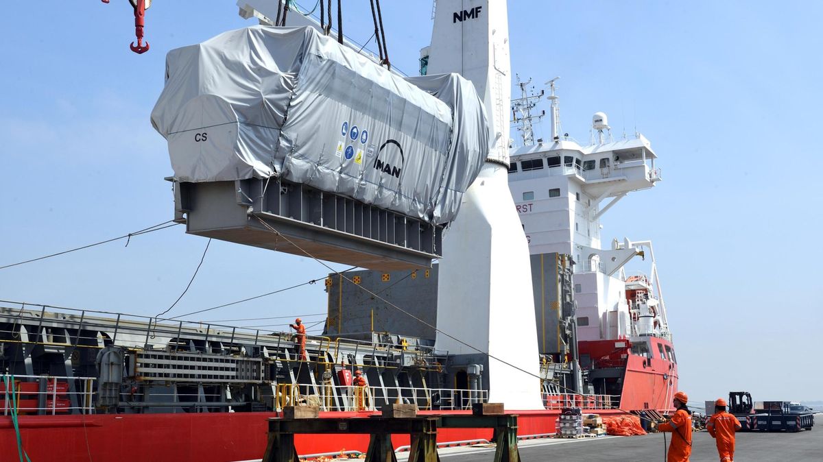 Die Lagerung und Verladung der Motoren für die Türkei lief über das Cuxport-Terminal. Foto: Redaktion