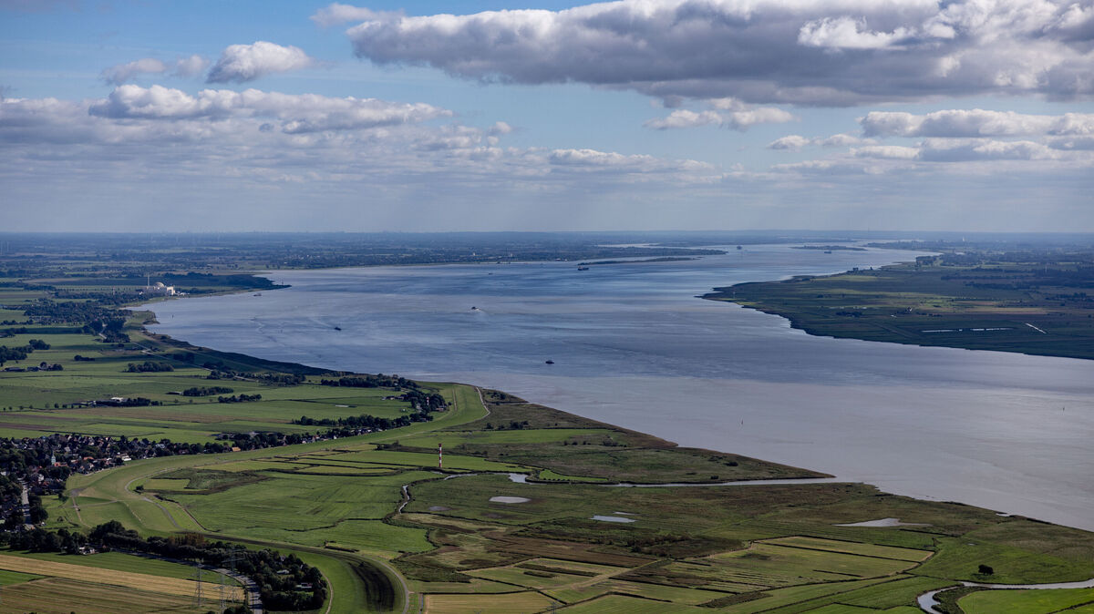 Die Elbe gehört zu den längsten Flüssen Deutschlands. Rund 1100 Kilometer lang fließt sie durch schroffe Täler, vorbei an alten Burgen, malerischen Altstädten und Schlössern bis hin zum Hamburger Hafen und schließlich in die Nordsee. Foto: dpa/Heimken