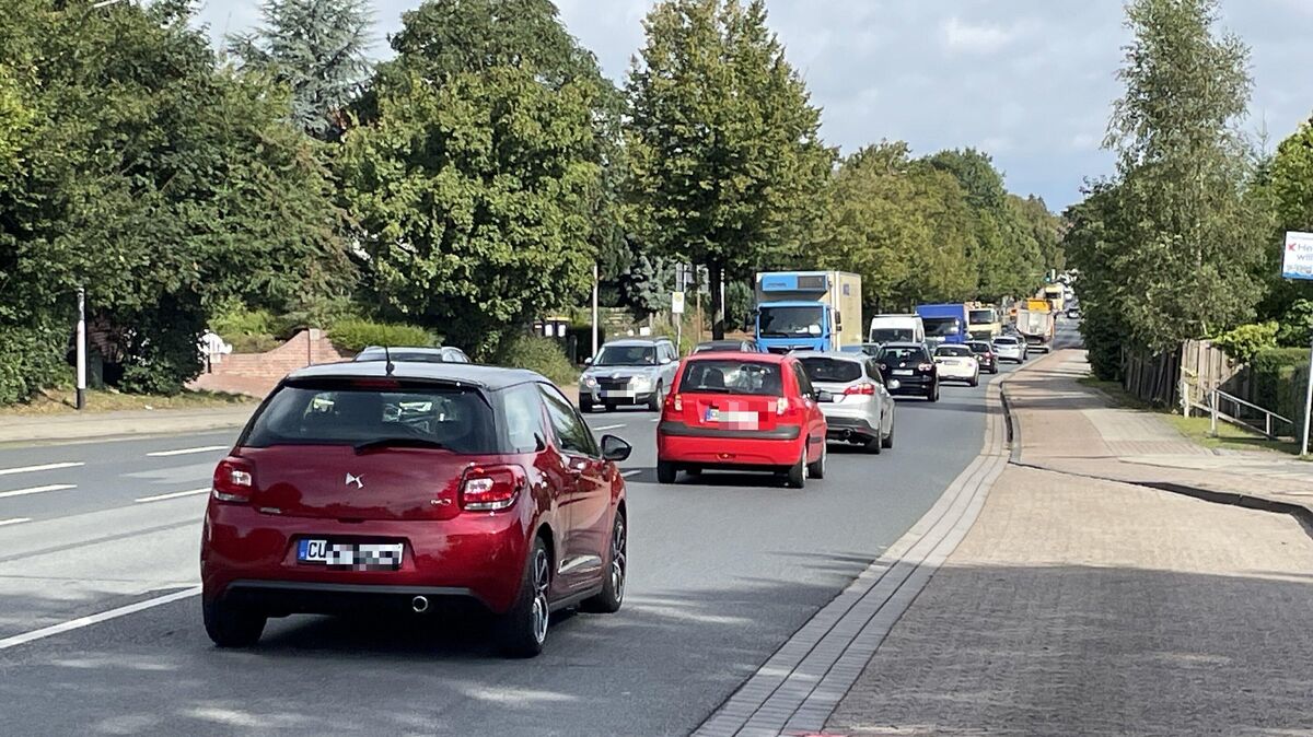 Fahrzeugkolonnen auf der Hauptstraße in Altenwalde: Ab Freitag ist aufgrund der neuerlichen Sperrung wieder mit größeren Behinderungen zu rechnen. Foto: Reese-Winne