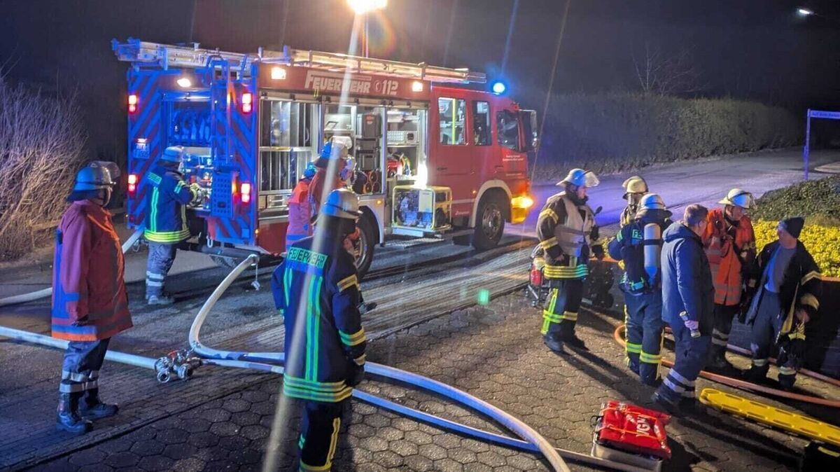 Während die Atemschutztrupps das Haus nach den vermissten Personen durchsuchten, wurde gleichzeitig ein Löschangriff aufgebaut. Foto: Lange