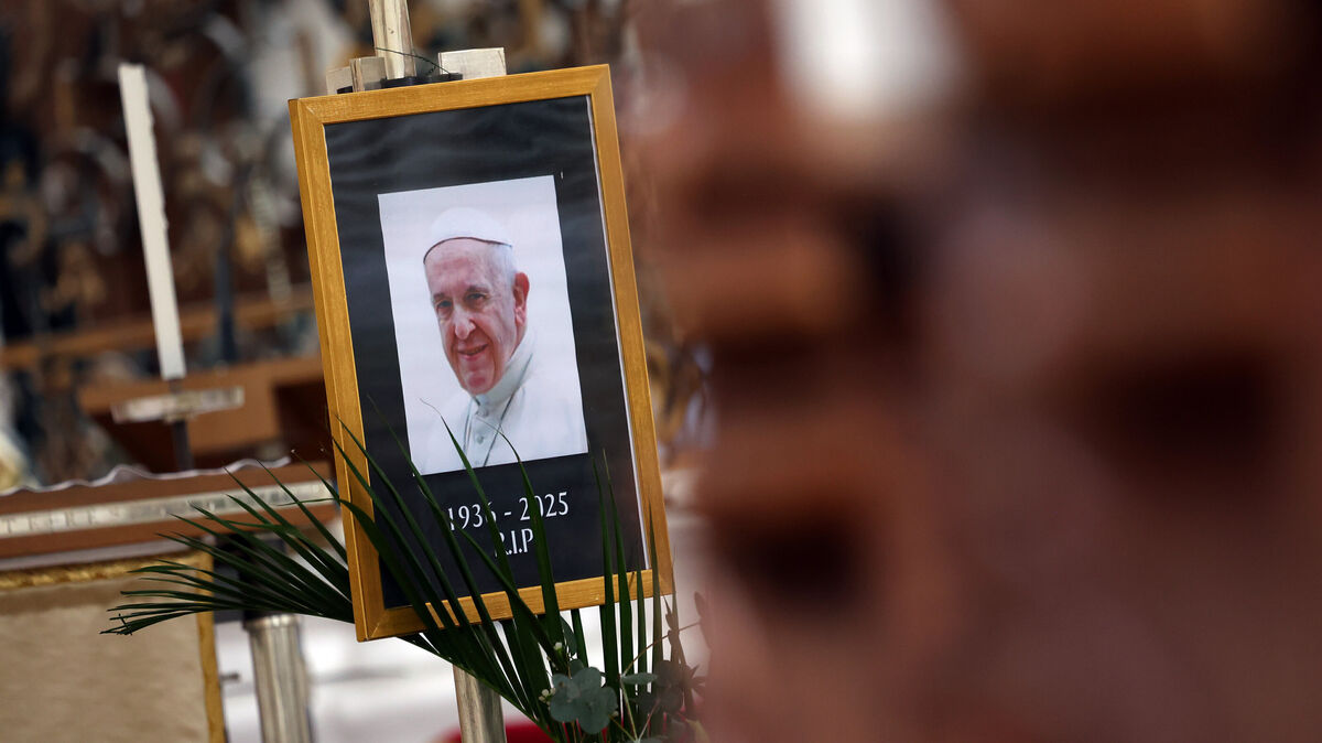 Ein Bild von Papst Franziskus steht vor einem Altar. Das Oberhaupt von mehr als 1,4 Milliarden Katholiken starb am Ostermontag in seiner Residenz im Vatikan im Alter von 88 Jahren an einem Schlaganfall. Foto: Karl-Josef Hildenbrand/dpa