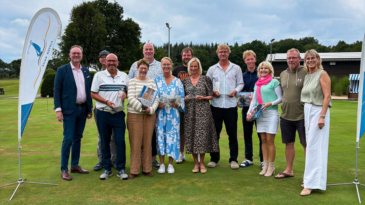 Die SiegerInnen des 25. Strandhotel- Duhnen- Cups. Von links: Kristian Kamp, Thomas Lineal, Jörg Grabowski, Carsten Haake, Dr. Barbara Busch, Kerstin Janson, Sebastian Page, Sabine Scheer, Christopher Janson, Niklas Schönenborn, Anette Schuster, Jens Seemann und Annette Kamp. Foto: Kamp Hotels