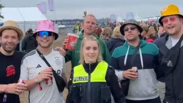 Beim Deichbrand 2025 in Wanhöden: Polizei sorgt für Sicherheit - und einen Lacher