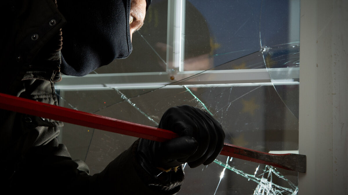 Die beiden Täter drangen gewaltsam in die Bäckereifiliale ein. Symbolfoto: Gentsch/dpa