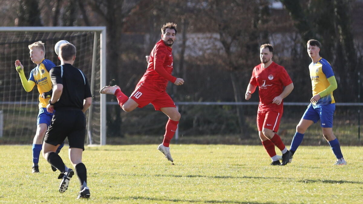 "Hacke, Spitze, eins, zwei, drei": Bruno da Silva Oliveira war der Mann des Spiels beim 3:0-Erfoilg seines Duhner SC im Topspiel beim TSV Otterndorf. Foto: Unruh