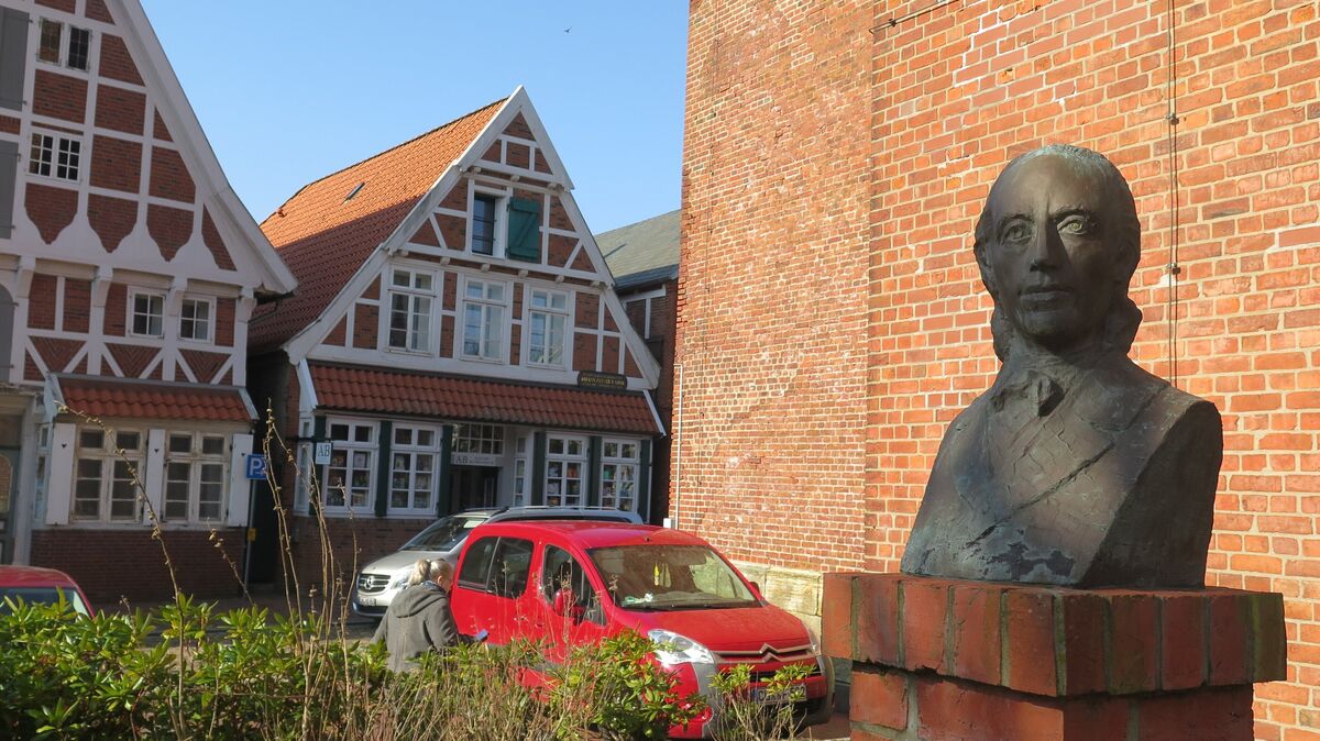 Der Blick auf das Voß-Haus in Otterndorf, das 1999 grundlegend saniert wurde. Rechts im Bild die Bronze-Büste Johann Heinrich Voß‘ von Bildhauer Frijo Müller-Belecke. Foto: Cordes