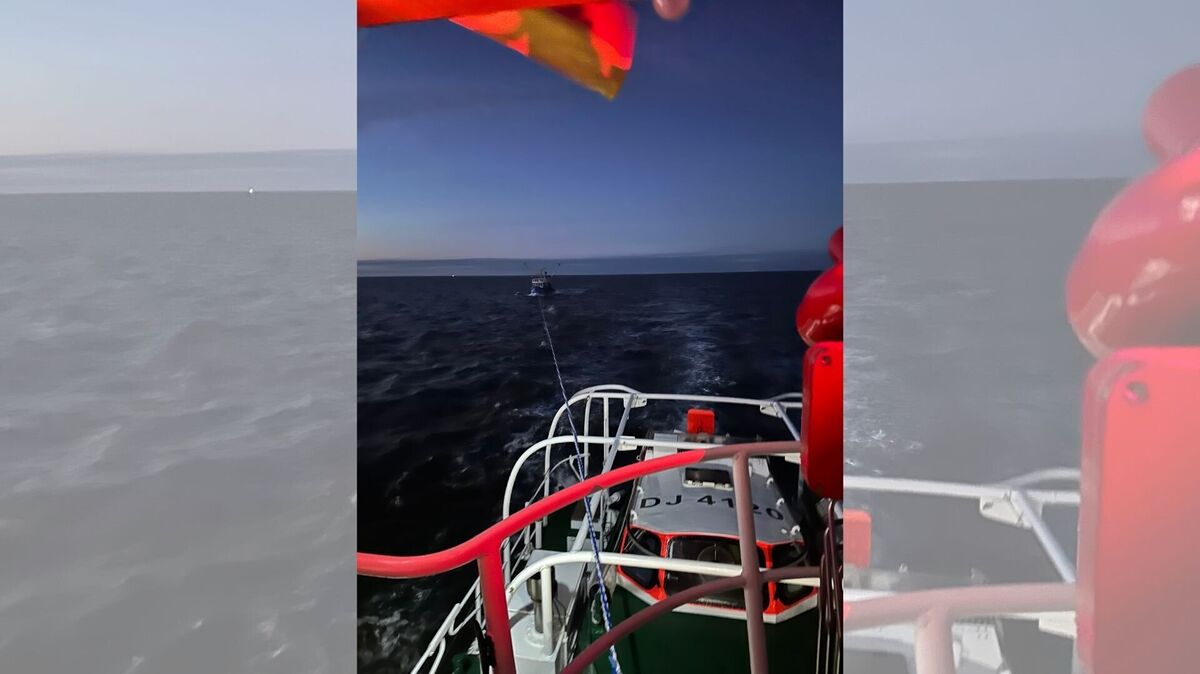 In der Nacht befreien die Seenotretter zwei Fischer, die nach Maschinenproblemen mit ihrem Kutter auf eine Untiefe fuhren und Rauch an Bord bemerkten. Foto: Die Seenotretter – DGzRS