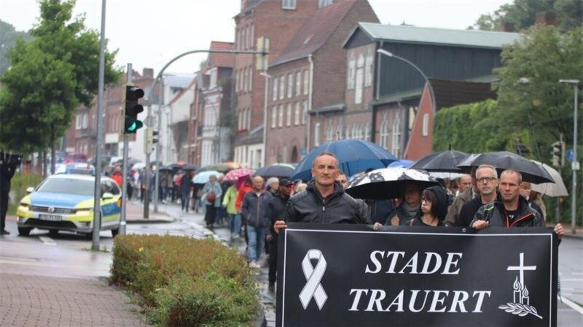 350 Menschen kamen zum Trauermarsch im Gedenken an die sechs Opfer der Gewalttat vom 29. Juni. Foto: Klempow