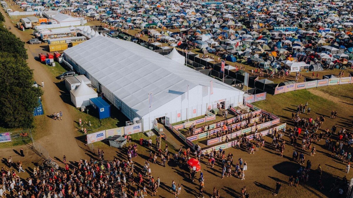 Ein Einkaufsmarkt für 60.000 Festivalgäste: Das Deichbrand-Team setzt seit 2024 auf einen eigenen Markt auf dem Gelände. Foto: Deichbrand-Festival | Lars Fricke
