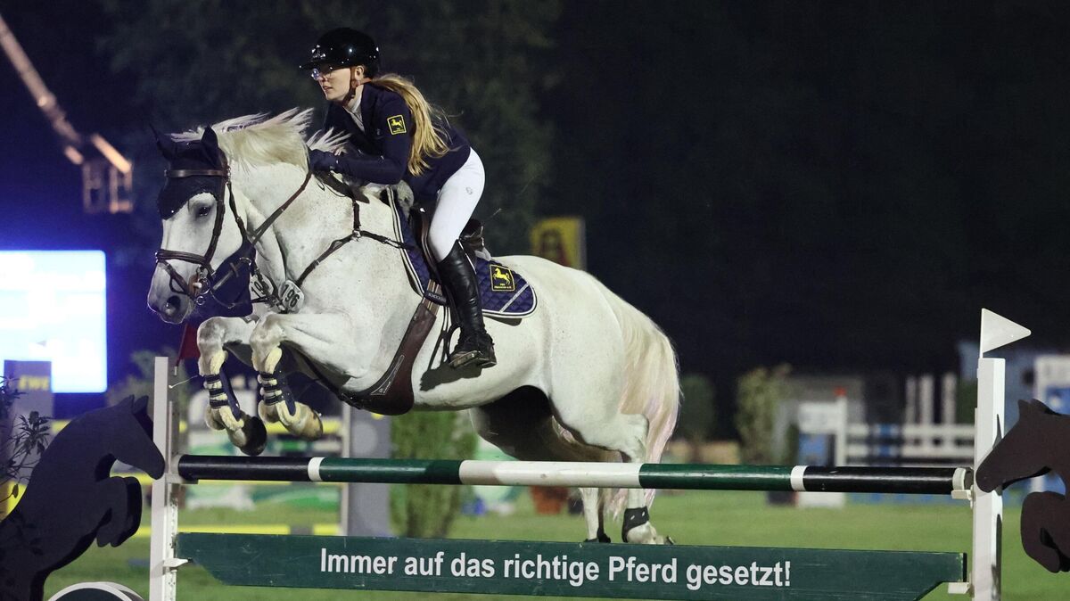 Springreiterin Kathrin Herfort vom Wurster Reitklub mit ihrer Schimmelstute Cassedy im vorigen Jahr beim Dobrock im S*-Springen unter Flutlicht, dem „Amazonenspringen“. Sie gelangte ins Stechen und schaffte den vierten Platz. Bei den Aachen Jumping Youngstars im November 2025 gewann sie das Hallenchampionat der Junioren. Fotos: Rohde