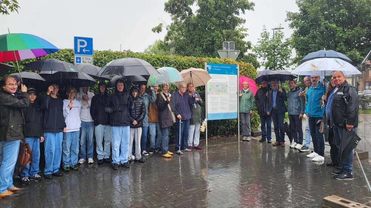 Die Erinnerungstafel in Otterndorf wurde eingeweiht: Unter den Anwesenden befanden sich unter anderem Personen von Kirche, Stadt, dem Volksbund sowie Schüler und Lehrer der Johann-Heinrich-Voss-Schule. Foto: Werder