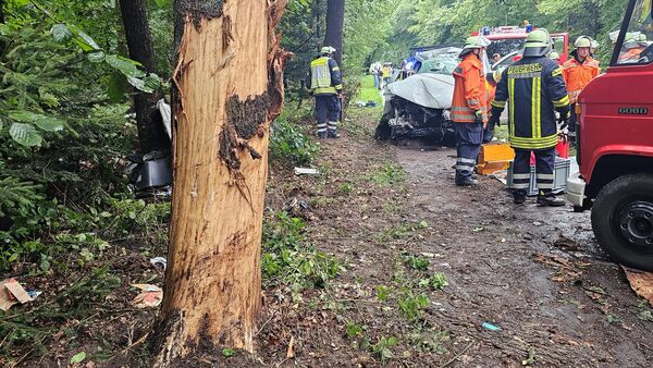 Schwerer Baum-Unfall auf der B495 bei Lamstedt: Zwei Rettungshubschrauber im Einsatz