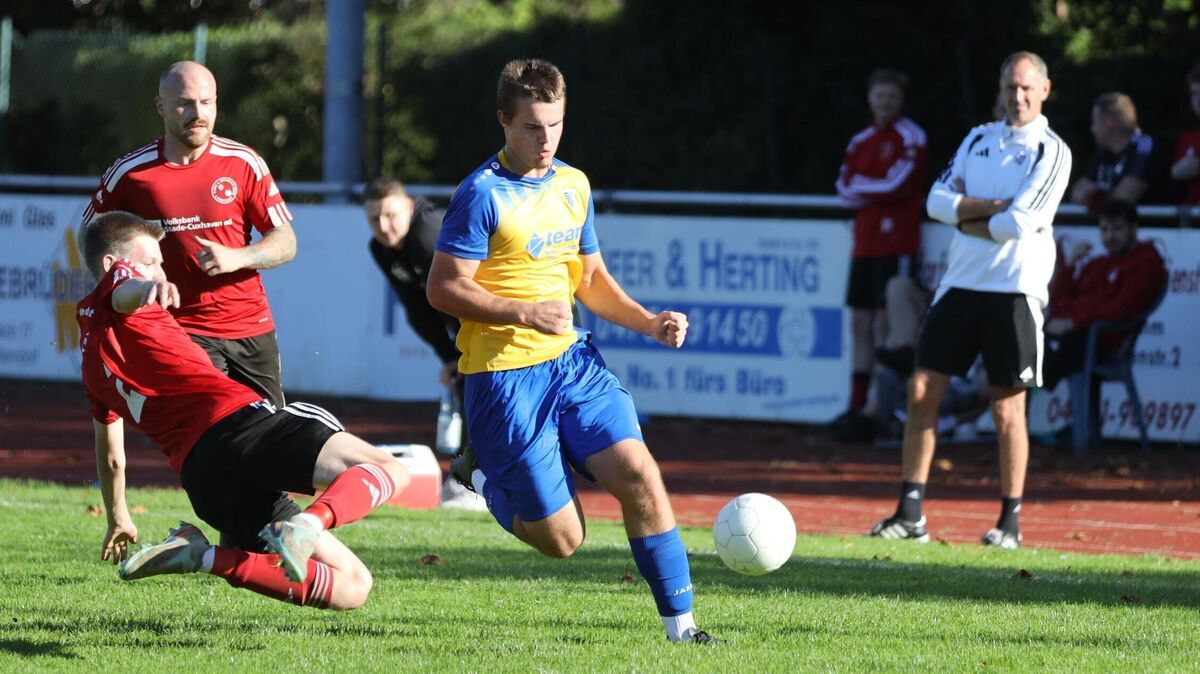 Der TSV Otterndorf und der TSV Lamstedt schenkten sich nichts am Sonntagnachmittag. Am Ende gewannen die Medem-Kicker mit 4:2. Foto: Unruh