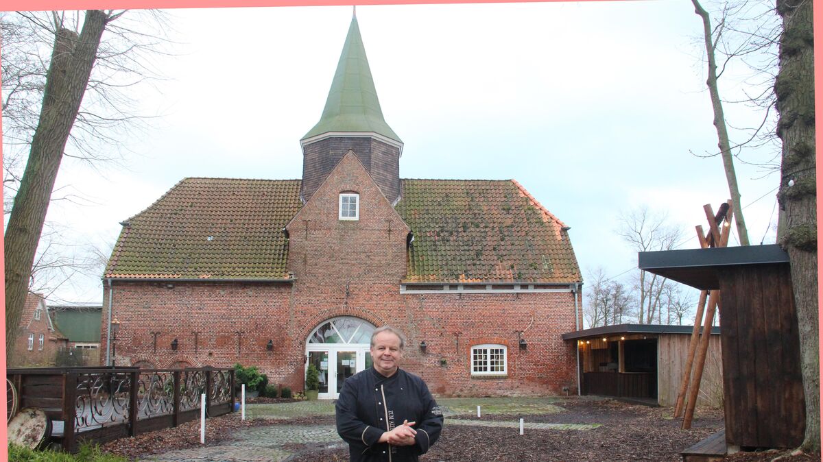 Stefan Kopf vor seinem historischen Torhaus aus dem Jahr 1786. Die aktuelle Corona-Verordnung mit Kontaktbeschränkungen hat den Inhaber der Location für Feierlichkeiten veranlasst, eine Zwangspause einzulegen. Foto: Kramp