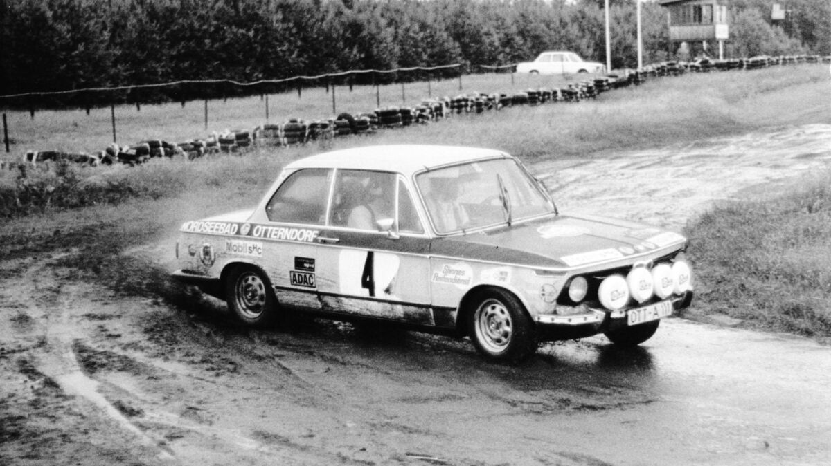 Das erste Auto, mit dem Hermann Gooß Rallye fuhr: Ein BMW 2002 TII. Ab 1970 wurde die Anzahl der Scheinwerfer auf sechs begrenzt. Zur Sicherheit gab es Sportsitze, Hosenträgergurte und Überrollbügel. Foto: Hermann Gooß