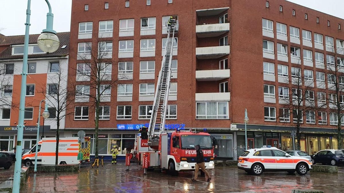 Per Drehleiter wurde eine Frau aus der Wohnung befördert. Foto: Berufsfeuerwehr