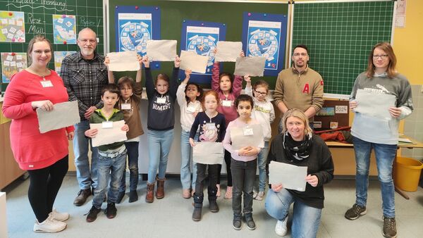 Papierprofi-Ausweis für die Zweitklässler an der Grundschule in Ihlienworth