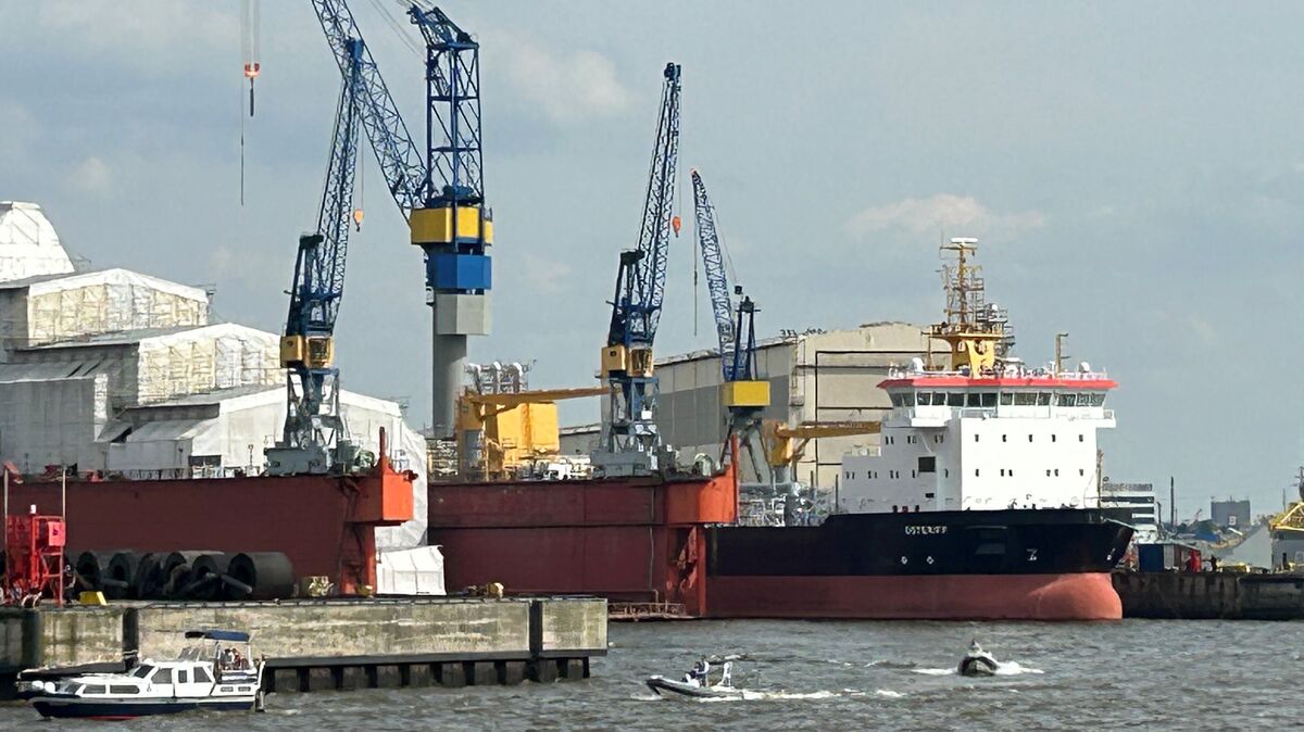 Der Laderaumsaugbagger „Osteriff“ bei der „Blohm + Voss-Werft“ in Hamburg. Hier wird das bereits 2016 vom Bund in Auftrag gegebene Schiff fertiggestellt. Das soll, so ist aus dem Bundesverkehrsministerium bekannt geworden, im April 2025 der Fall sein. Foto: Rohde