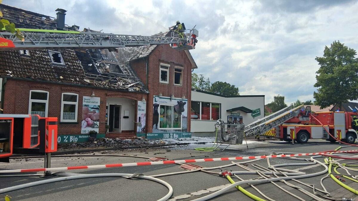 Ein Bild der Zerstörung bietet sich Feuerwehrleuten, die am Mittwoch nach wie vor an der Brandstelle im Einsatz sind. Foto: Jürgen Lange
