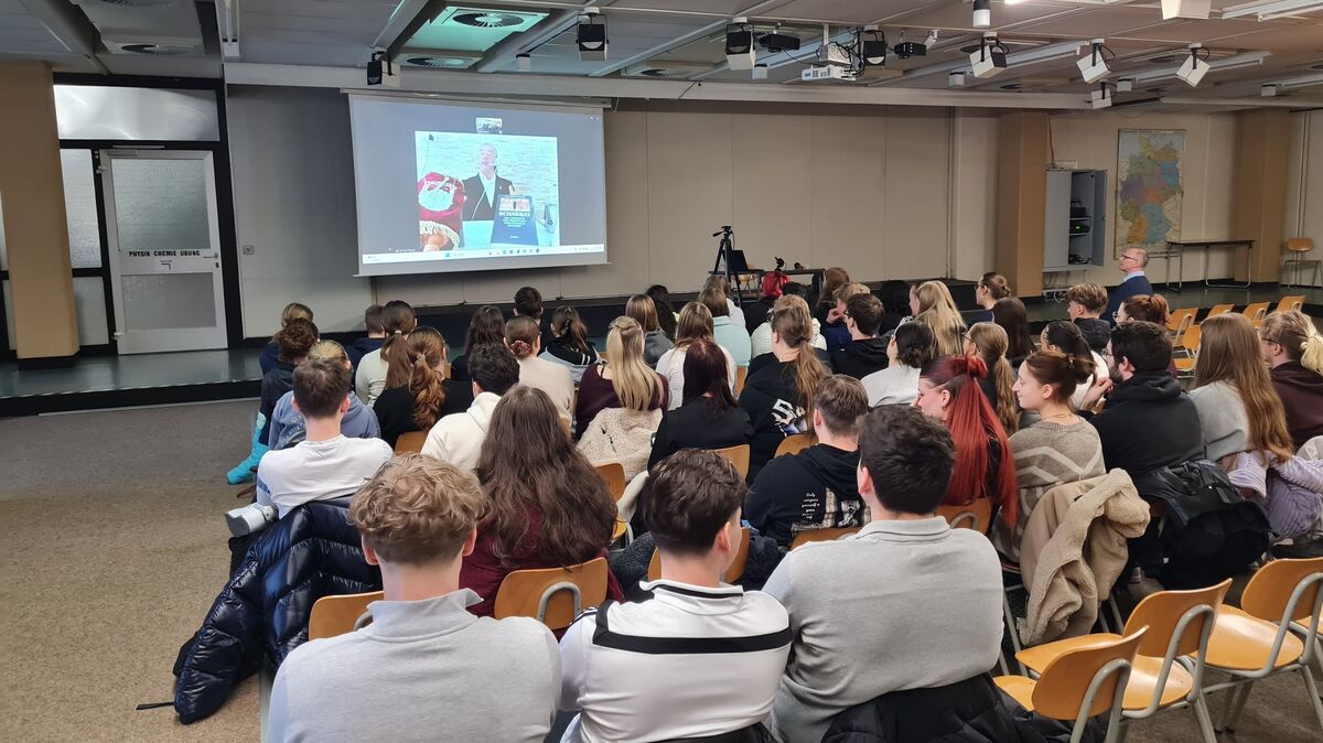 Per Zoom aus Jerusalem zugeschaltet: Yair Ben Yehuda gab Schülerinnen und Schülern in Cuxhaven Einblicke in jüdisches Leben. Foto: Lutz Meyer